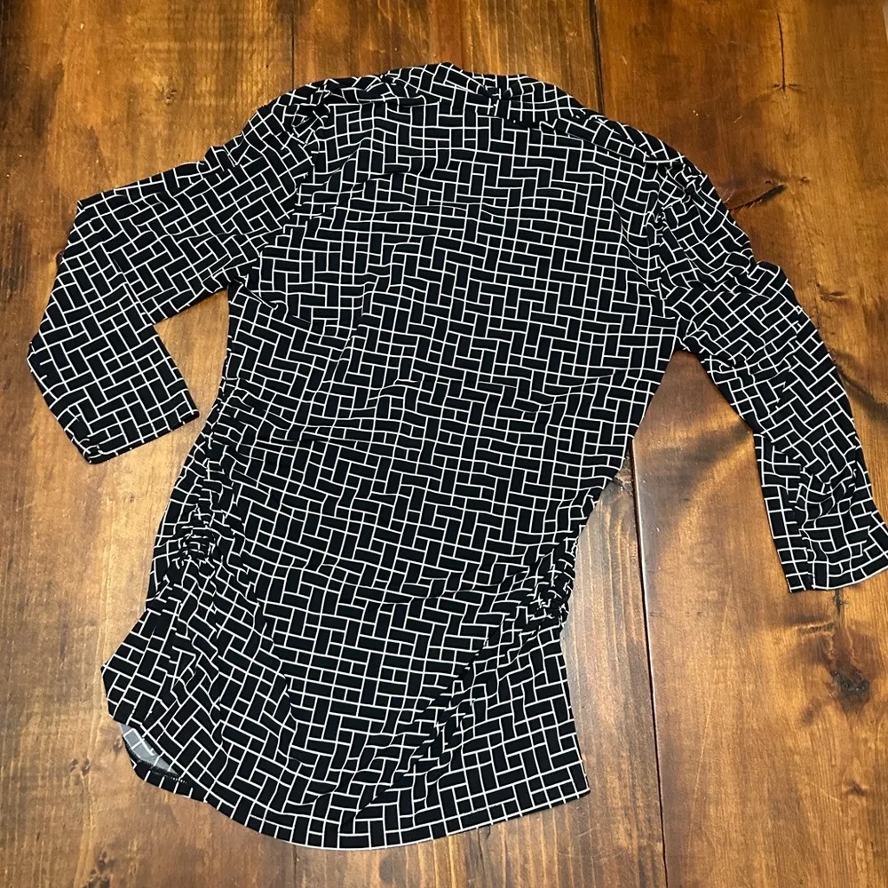 Vince Camuto Women’s Small Black White Brick Box V Neck Low Long Sleeve Blouse - Image 3
