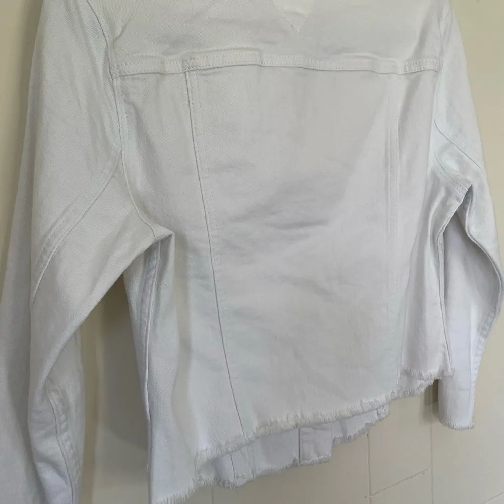 Hilfiger Jeans white denim jean jacket ~ raw hem ~ LIKE NEW ~ Women’s small - Image 3