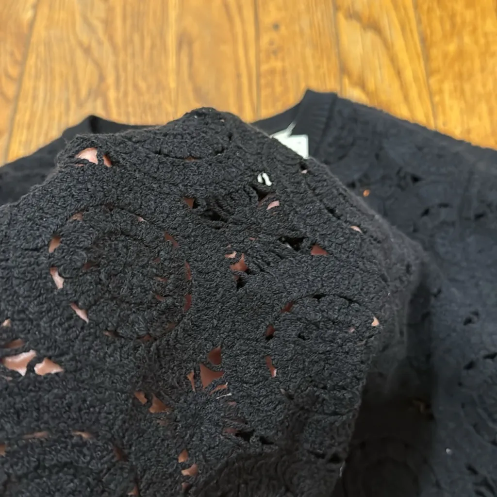 NWT Abercrombie & Fitch cropped crochet eyelet floral top black blouse Small - Image 3