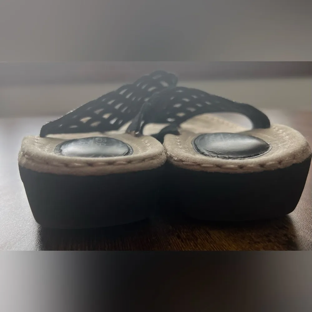 Berkeley Jensen | ladies rhinestone look flip flop sandals. Size: 8. Black - Image 3