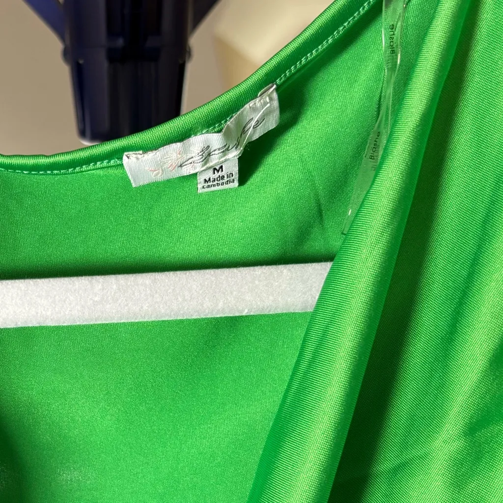 Beautiful Emerald Green Sleeveless Drape Neck Top Size M - Image 3