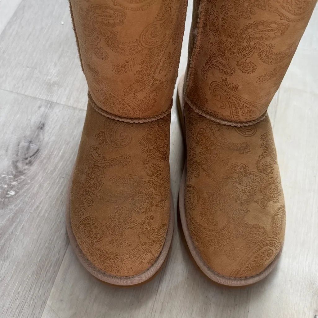 UGG Classic Tall Limited Edition Paisley Boots 5852 Tan Shimmer Size 5 Like New - Image 3