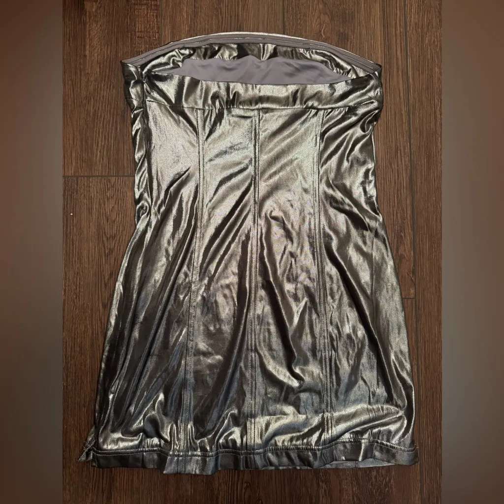 Urban Outfitters Silver Metallic Strapless Top Dress Mini Size M Shiny‎ Silver - Image 4