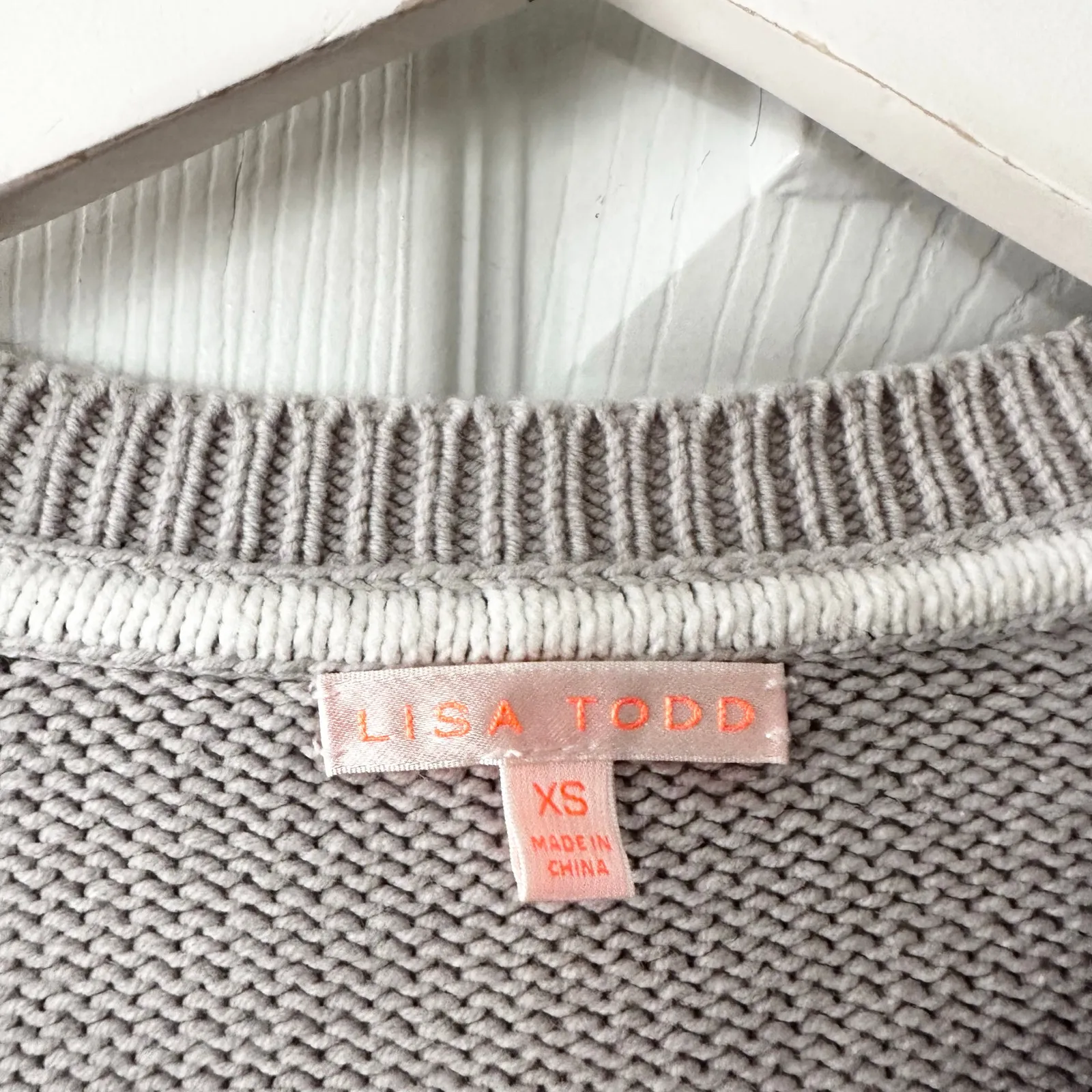 Lisa Todd Full Bloom Lofty Lux Blend Light Grey Daisy Design V Neck Sweater XS Gray - Image 8