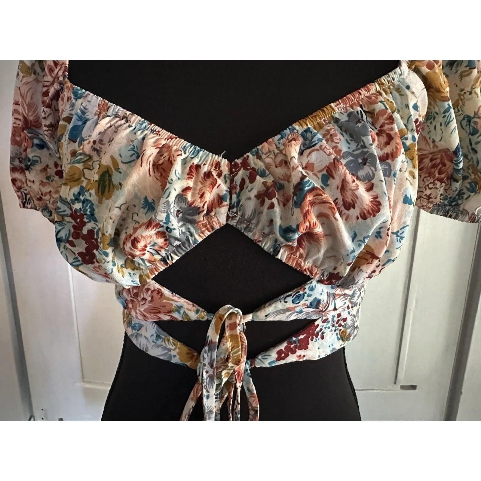 Shein White Floral Crop Front Cut Out Tie Puff Sleeves Cottage Top Size S - Image 5