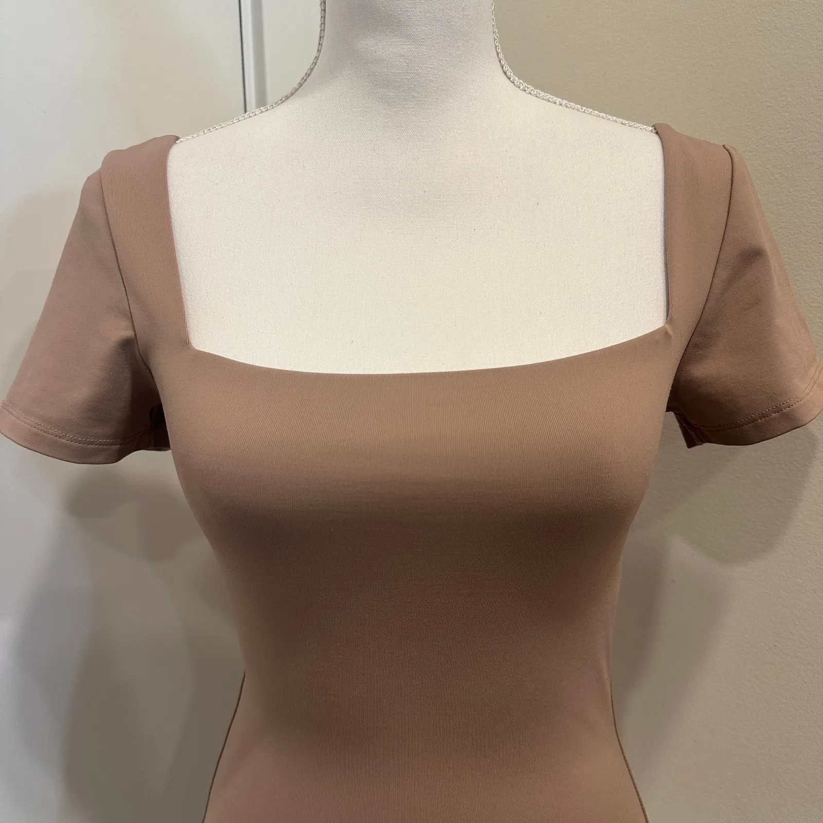 Aritzia Babaton Contour Square Neck Bodysuit Tan Short Sleeve Basic Layer Medium - Image 4