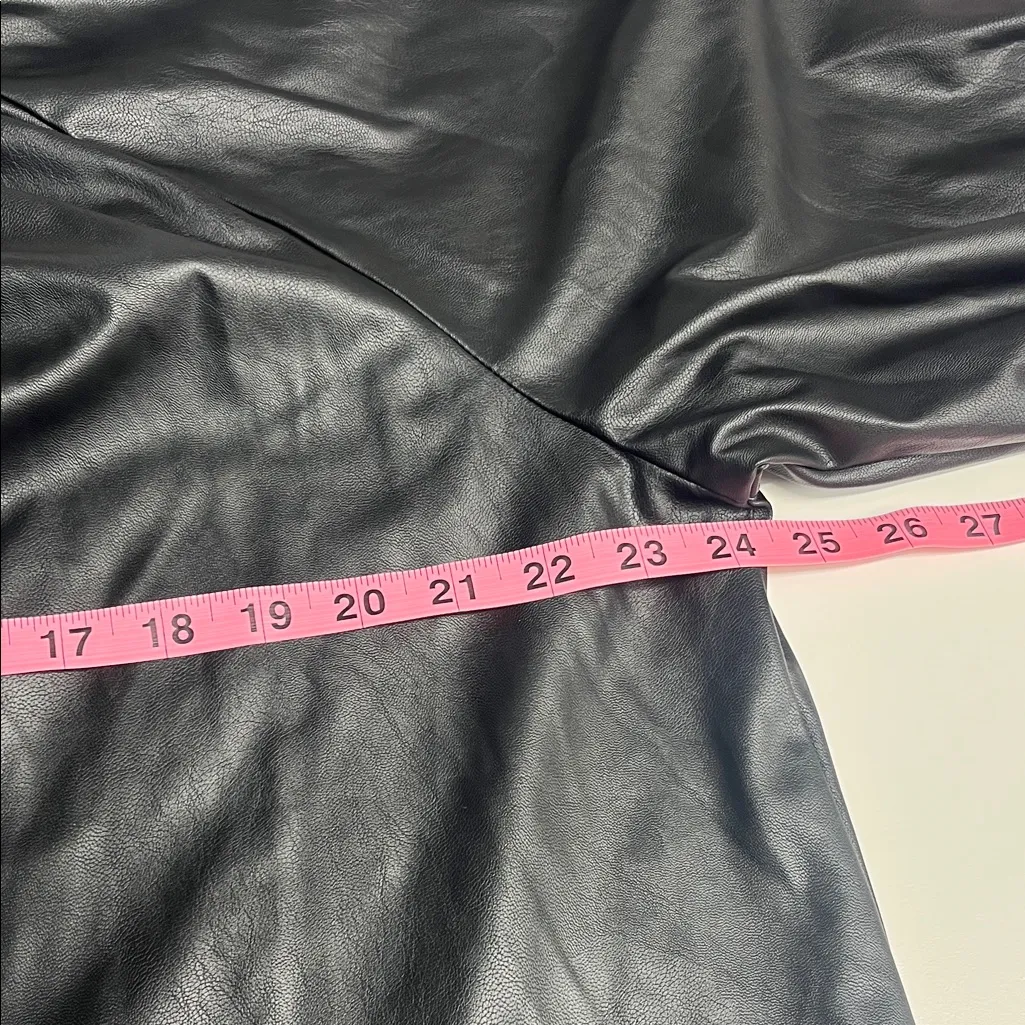 Imperfect Who What Wear pleather style black top front keyhole with button XL - Image 12