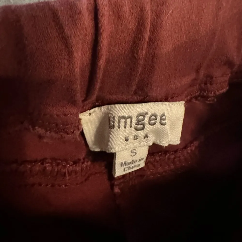 Umgee maroon distressed elastic waist jeggings size S - Image 6