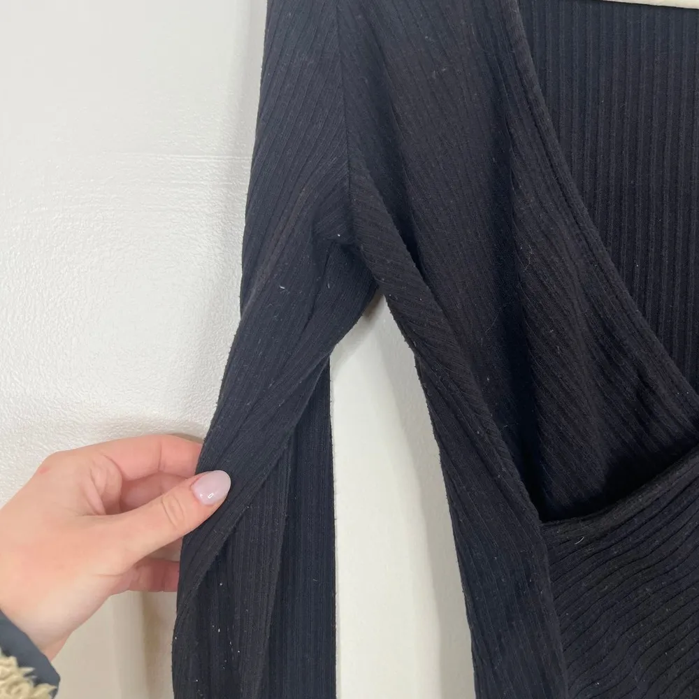 Abercrombie & Fitch Ribbed Knit Criss Cross Surplice Front Cropped Long Sleeve - Image 3