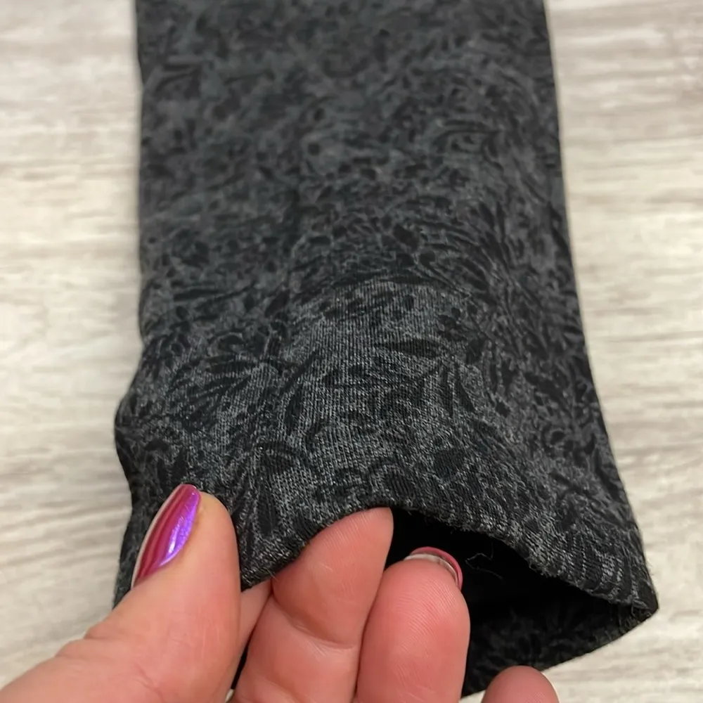 Ann Taylor Factory Gray & Black Floral Print Zip Side Cropped Leggings Size 2 - Image 7