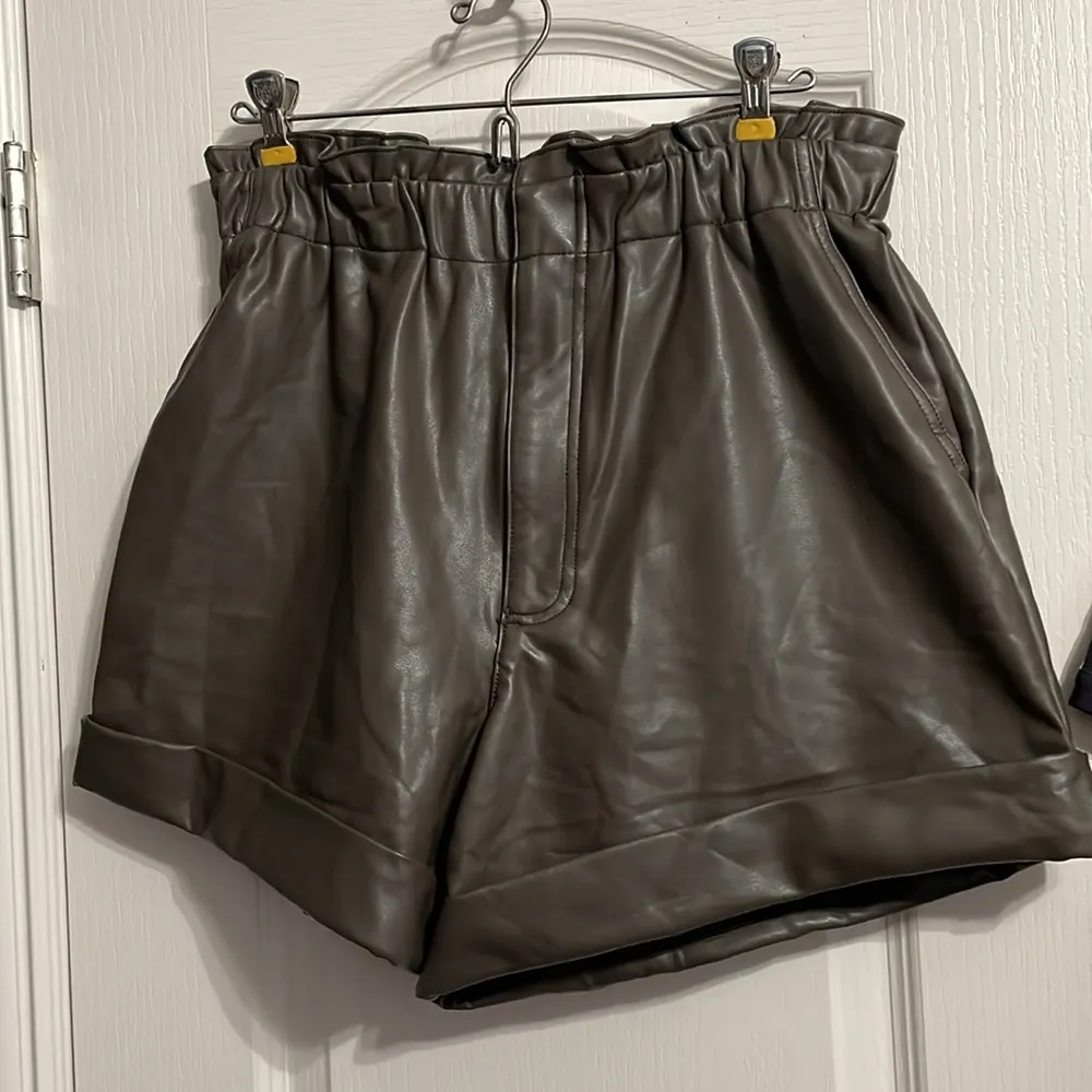 💙💖 NWT Abercrombie and Fitch Brown Vegan Leather Paperbag Shorts - Image 2