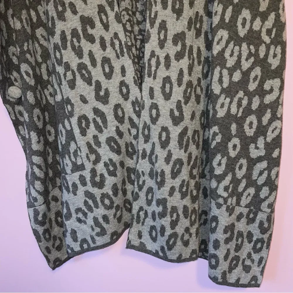 Chico's S/M Wool Blend Ruana Gray Leopard Print Kimono Cardigan Top - Image 4