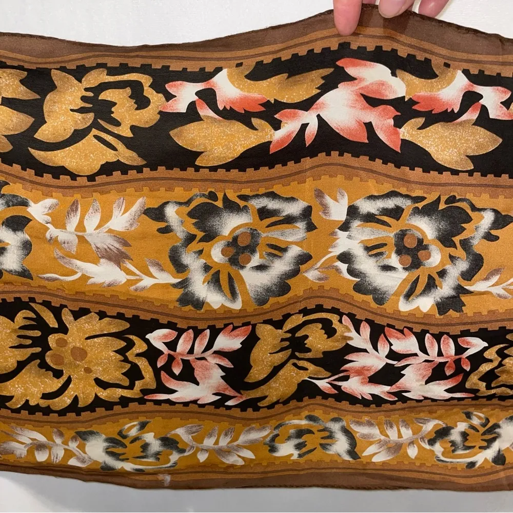 Beautiful soft vintage silk scarf leaves 🍁 fall Anne Klein - Image 6