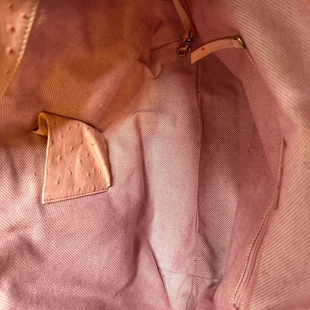 Dooney & Bourke ostrich large sac lock  bag pink - Image 14
