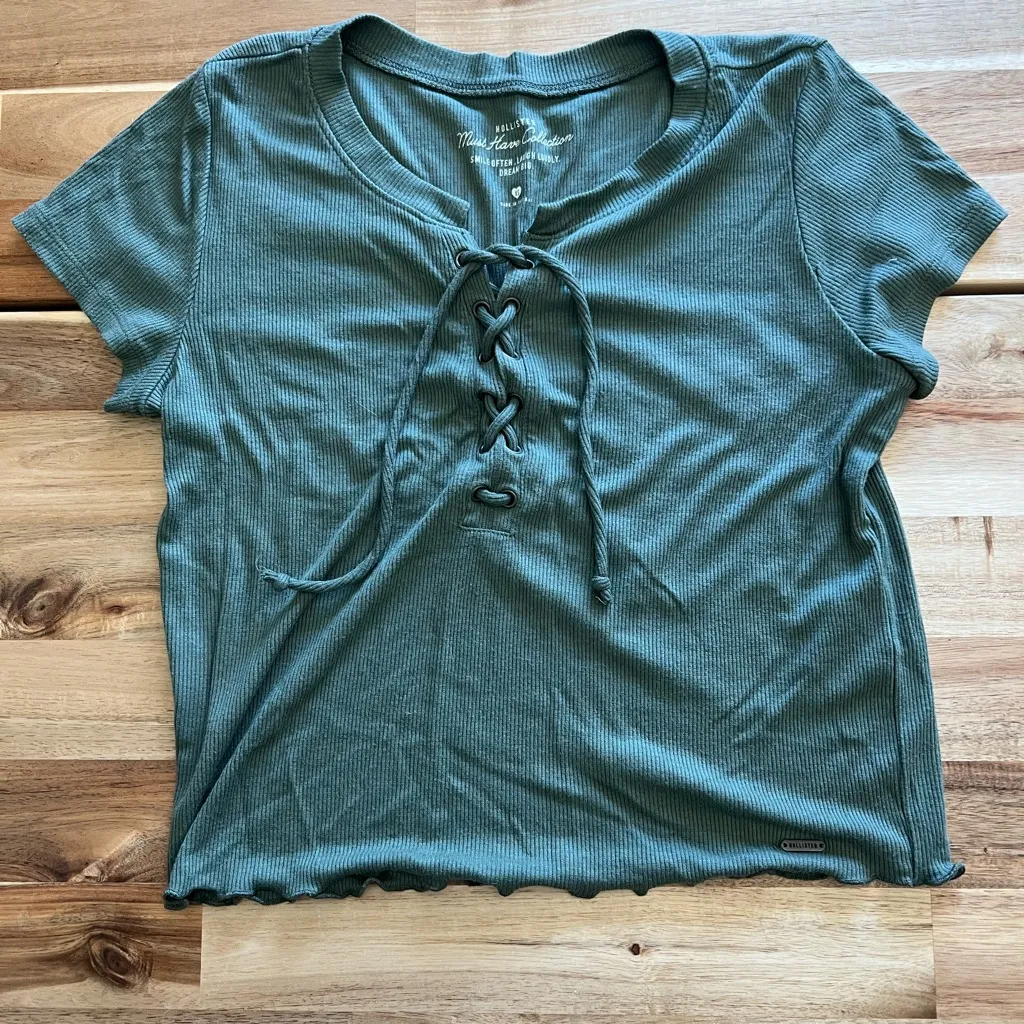 HOLLISTER Must‎ Have Collection army green crop top in size XS - Image 6