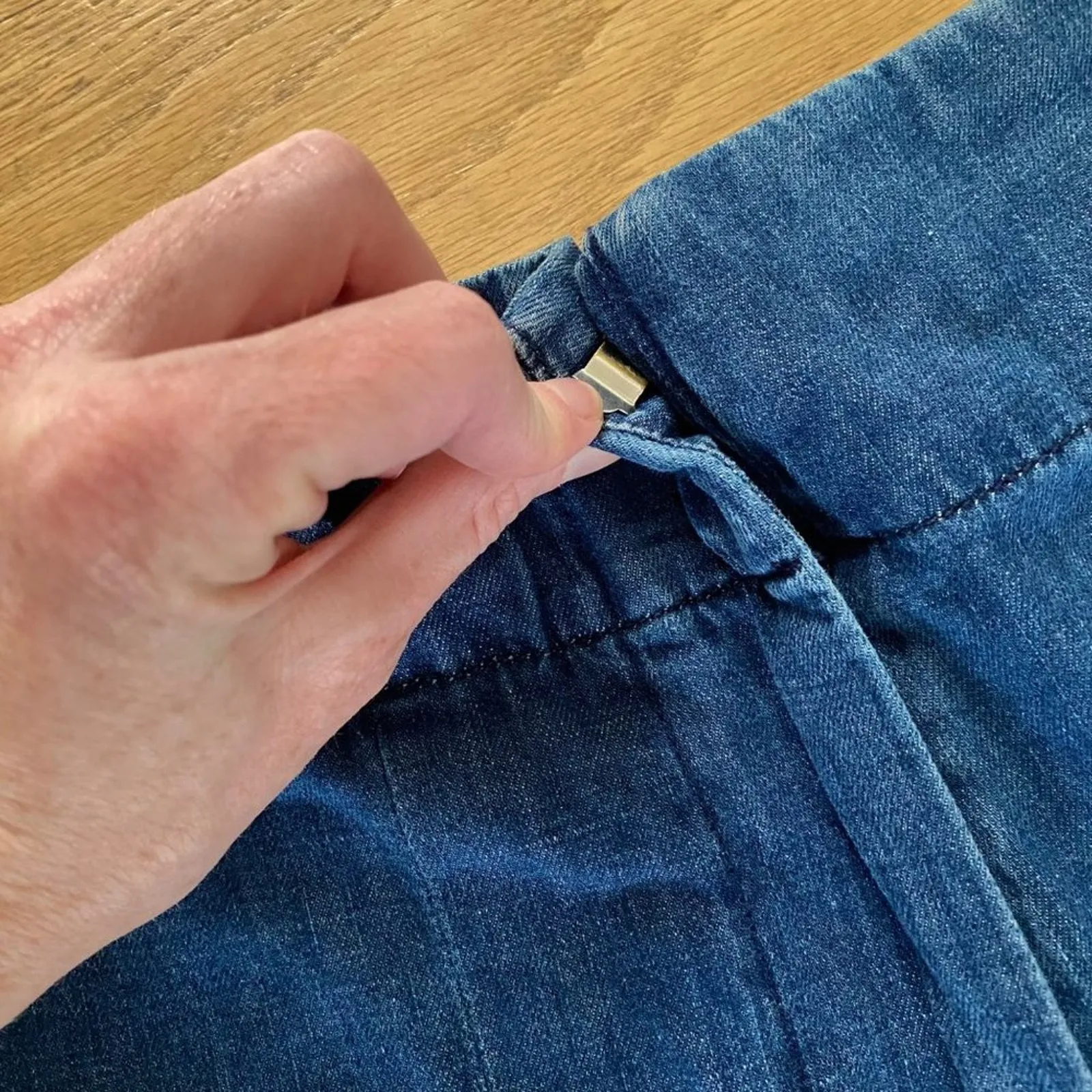 7 For All Mankind - Wide Leg Pleat Jeans in Dark Blue - Image 4