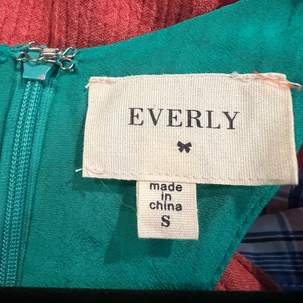 Every Elegant Green Halter Maxi Dress Flowy Pockets - Image 2