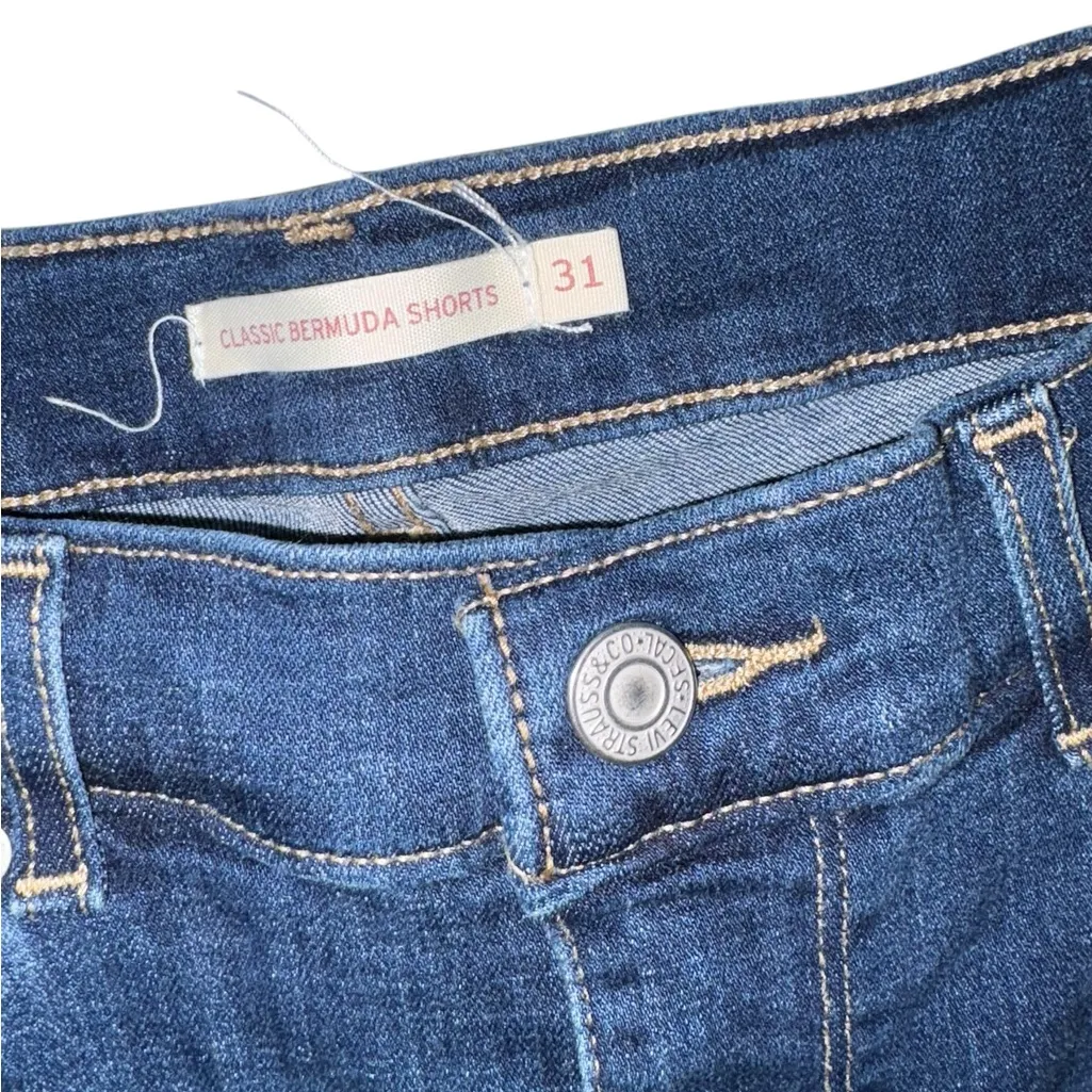 Levi’s classic Bermuda shorts dark wash size 31 - Image 2