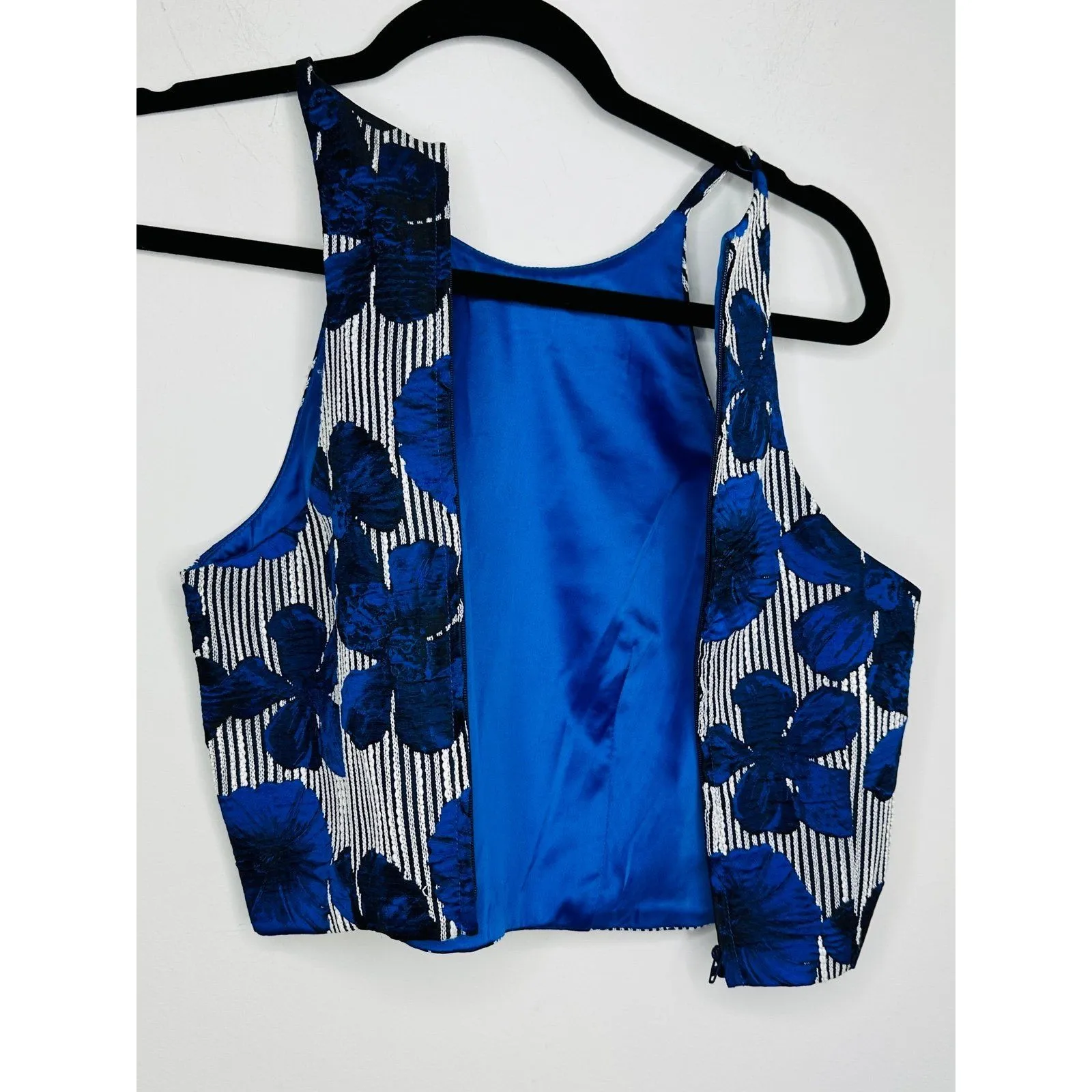 Belle Badgley Mischka Crop Top - Size 2 - New with Tags - Blue Silver Floral - Image 7