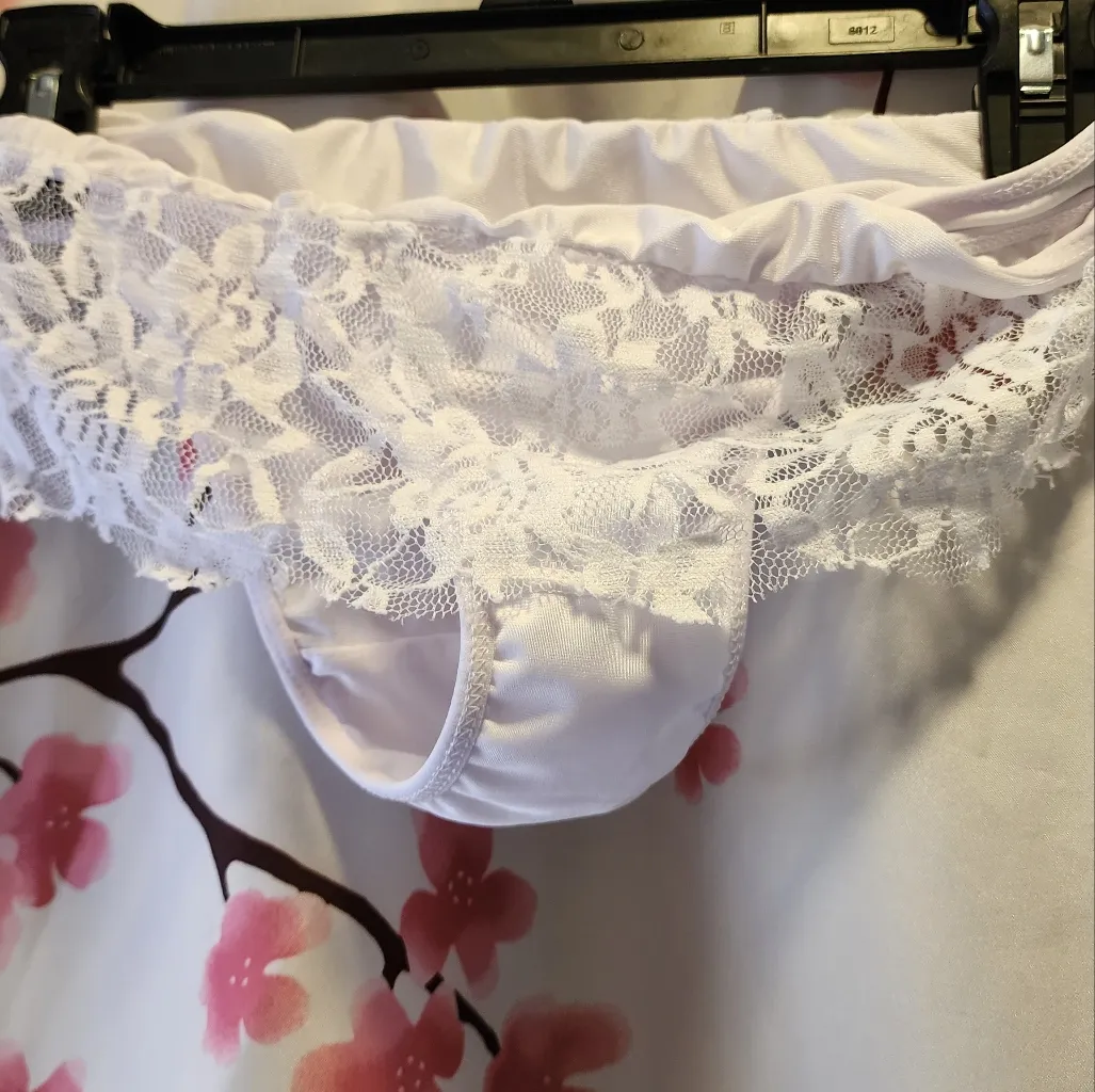 NWOT White Lace Bikini Bandeau Top & Bottom Set Medium - Image 6