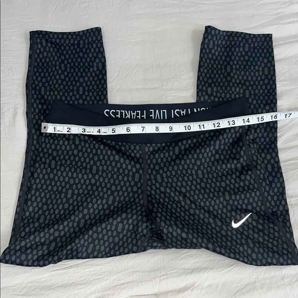 Nike Black Performance Leggings with Textured Pattern‎ Size Medium - Image 5