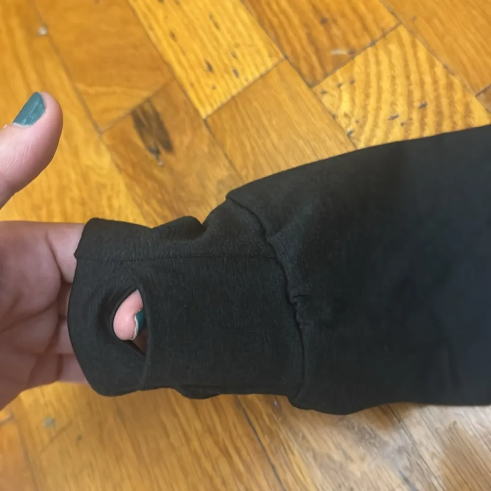 Aritzia Black Crewneck Sweater - Image 4