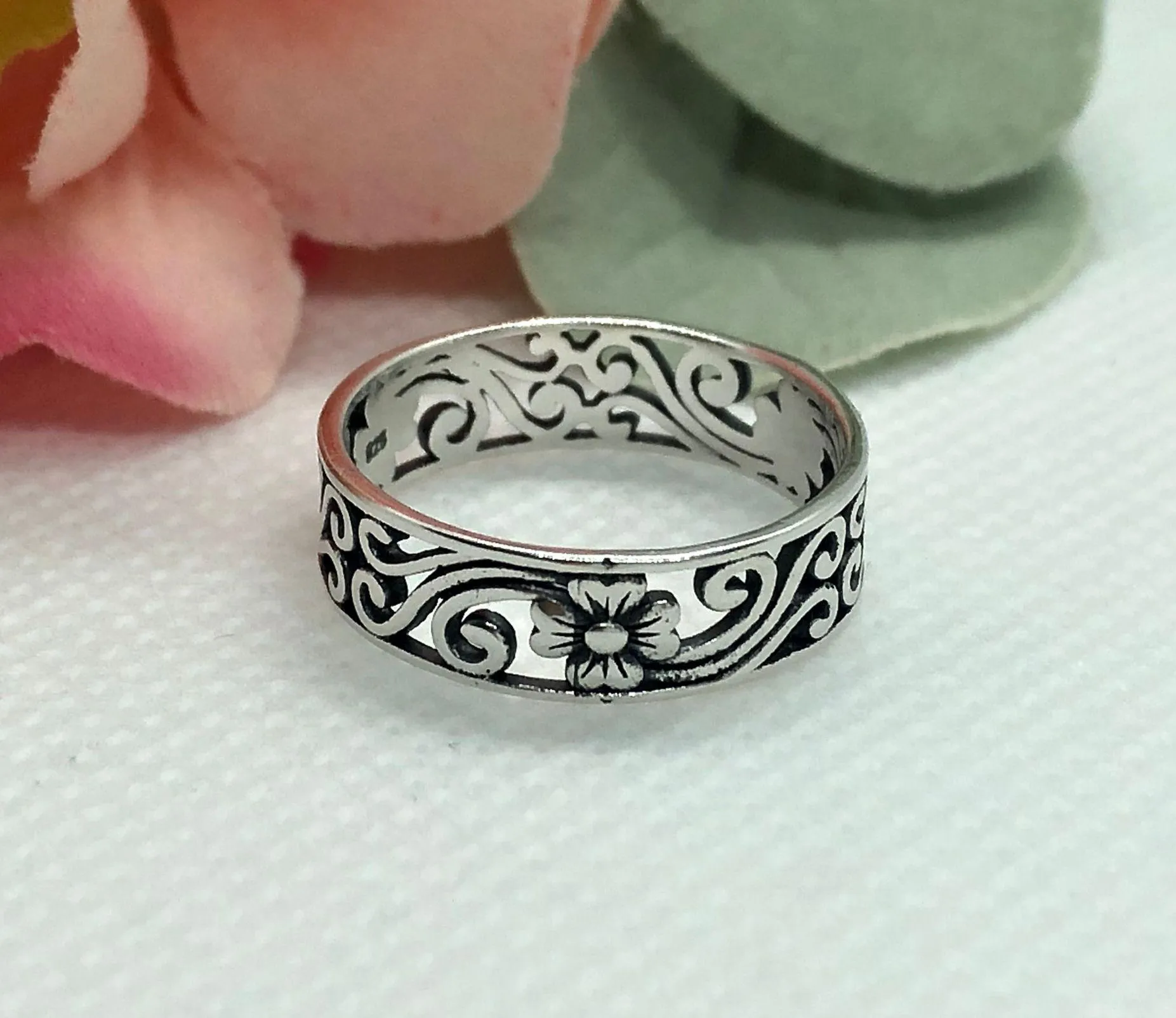 Flower Leaves Eternity Band | Size 8 Silver - Image 9