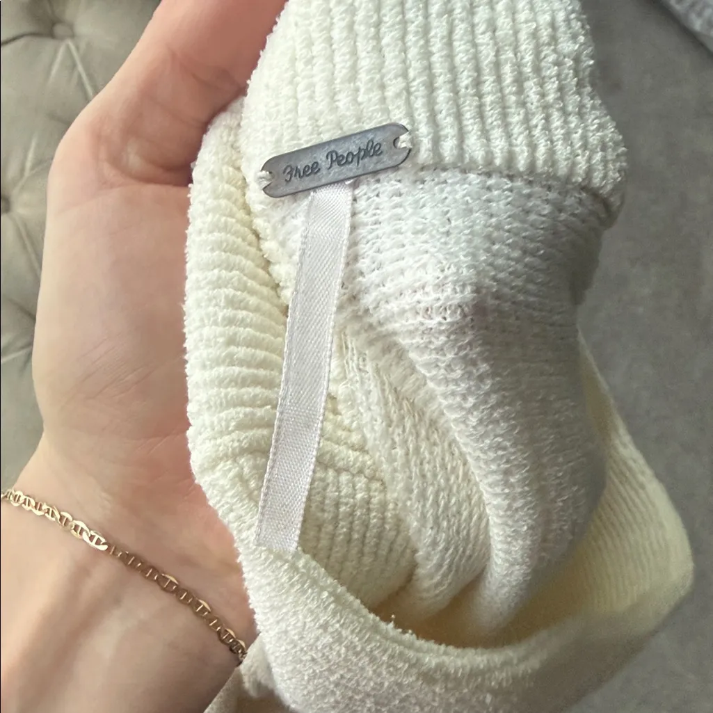 Free People Ivory Knit oversized sweater - Image 4