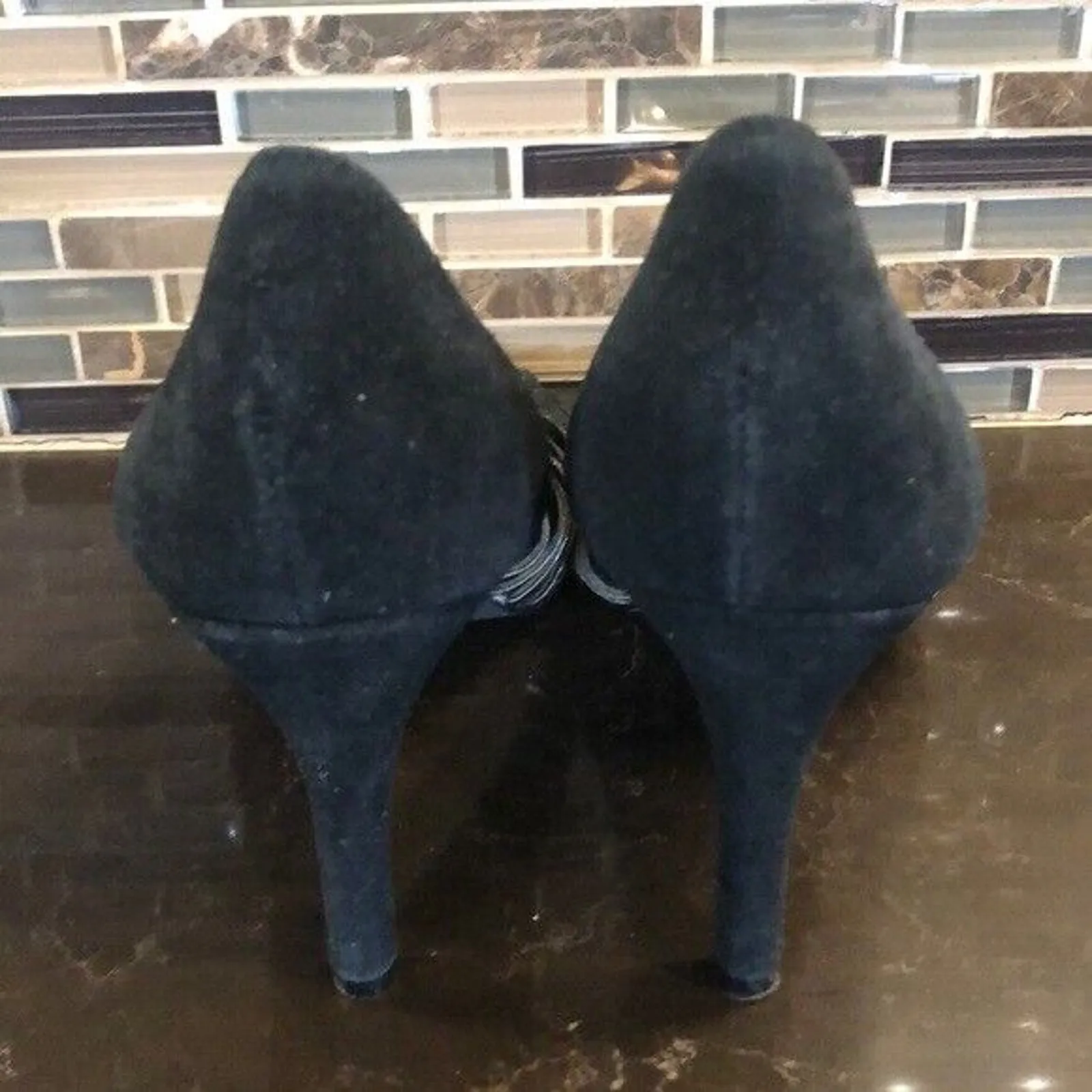 Avon Black W/ Gold twist suede air walk cushion heels Women’s Size 7‎ - Image 5