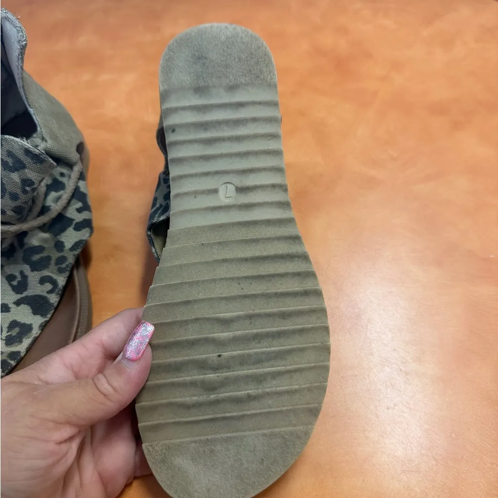 Very G Tan and Black Leopard Sandals - Image 7