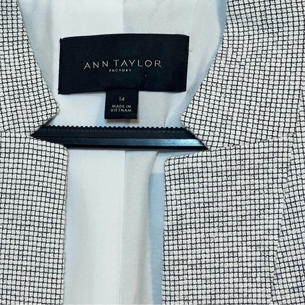 Ann Taylor Factory Women's Light Gray Blazer - Image 4