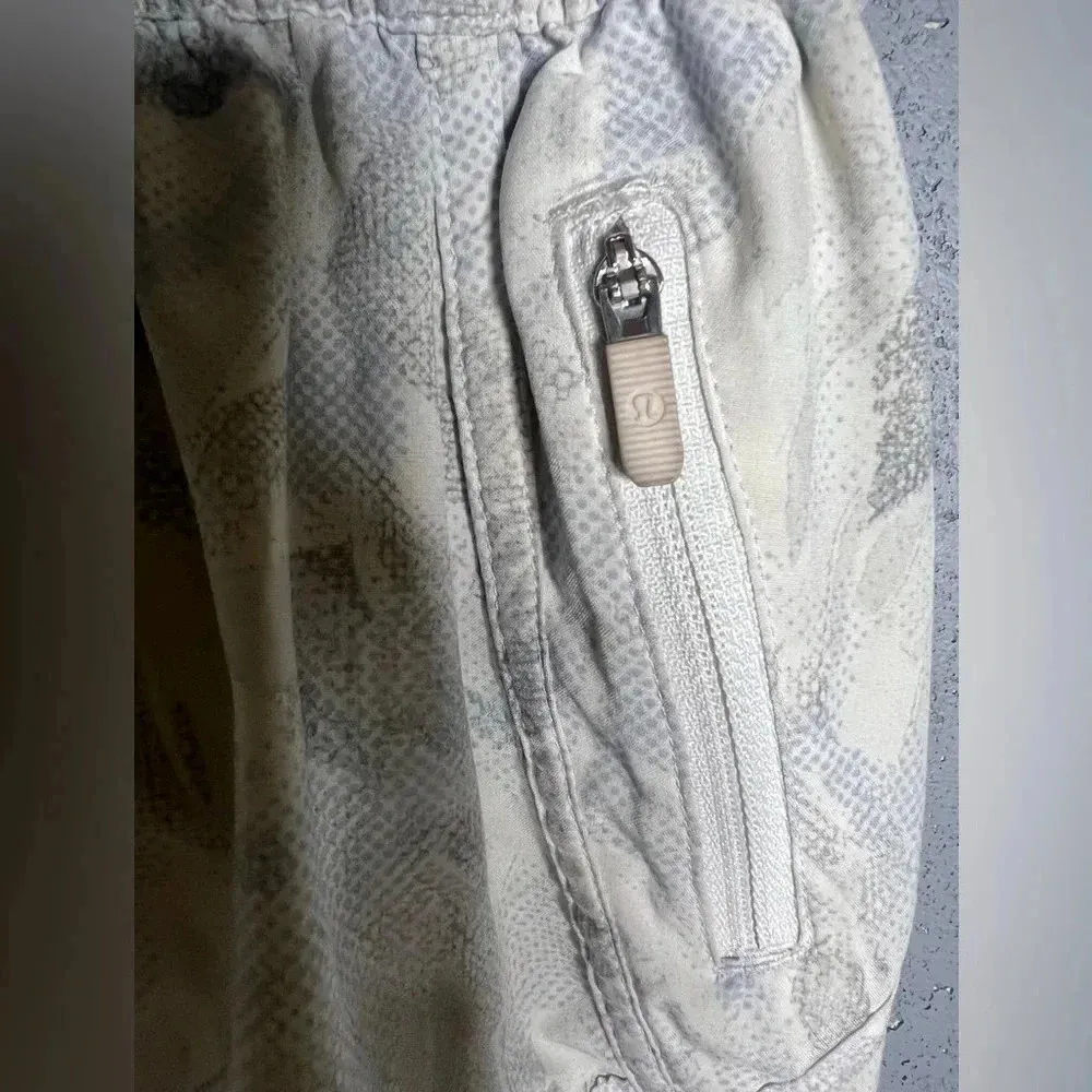 Lululemon Tracker Short V *4" Jasmine White.  Size 2 - Image 5