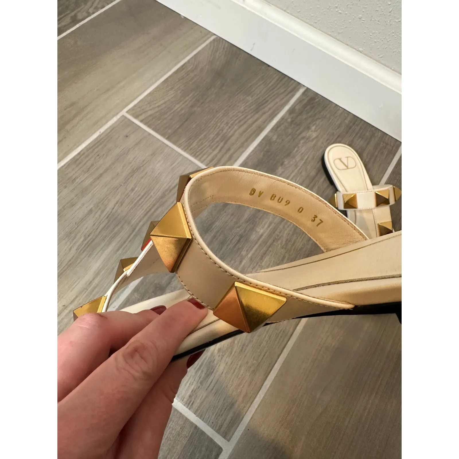 Valentino Rockstud Slide Sandals Cream Leather Gold Studs Size 37 - Image 2