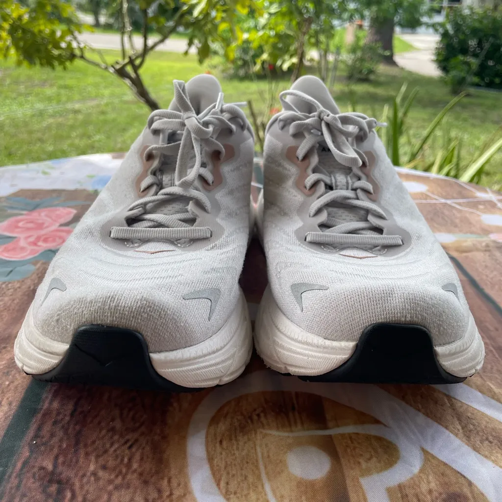 Hoka W Arahi White Athletic Shoes Sleek Design Lace-Up - Image 6