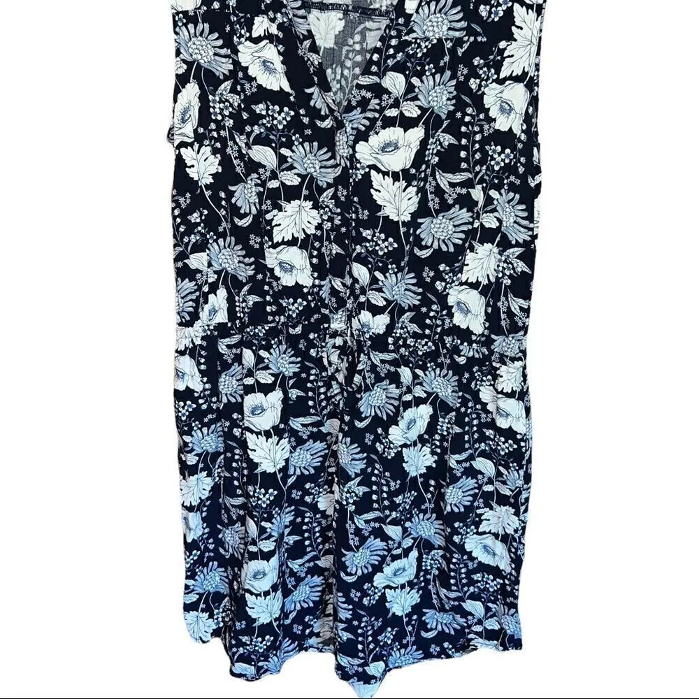Gap blue and white floral sleeveless and v-neck spring/summer dress size medium - Image 6