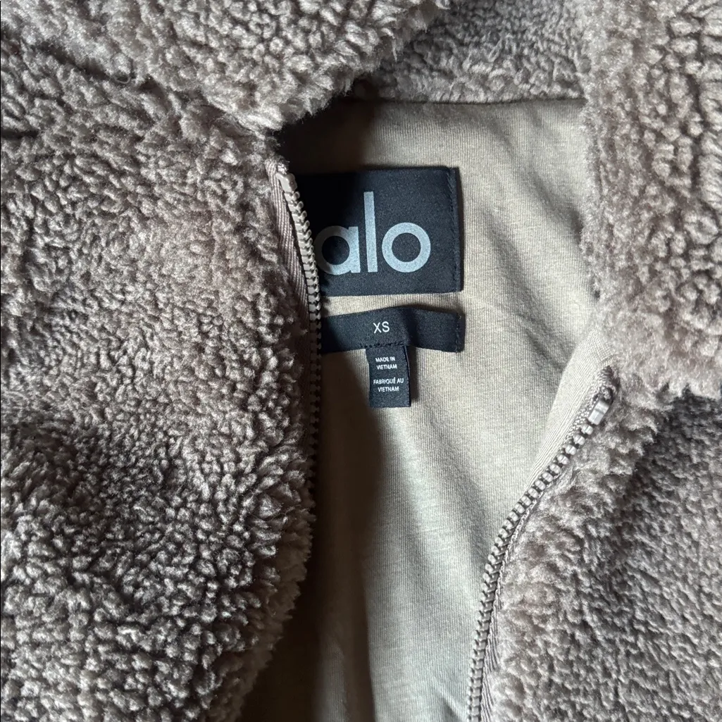 ALO Yoga Sherpa Downtown Jacket Light Cocoa - Image 3