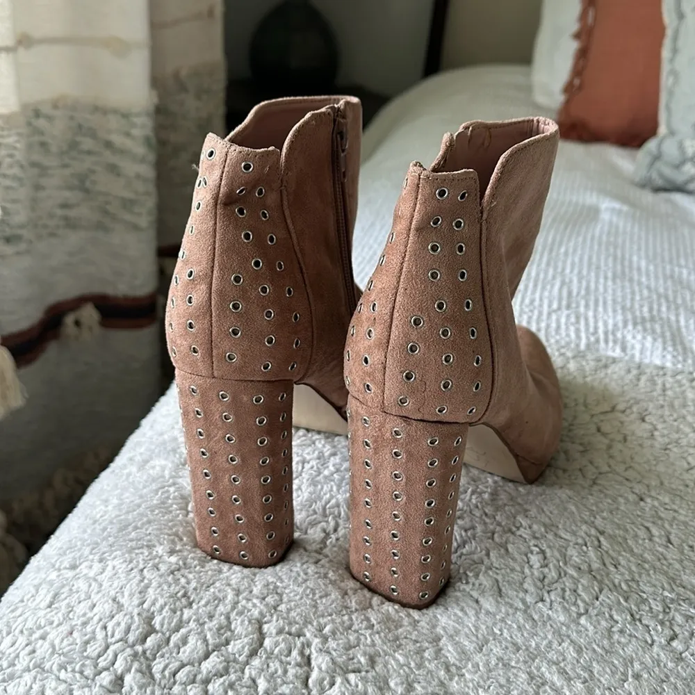 Guess Women's 9 Beverly Faux Suede Eyelet Studded Heeled Bootie Camel Brown - Image 2