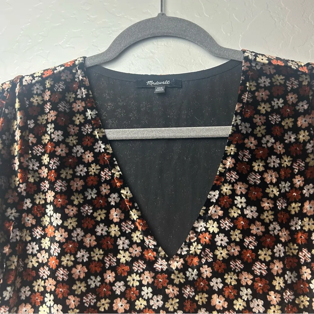 Madewell velvet tulip-sleeve ruffle top in petite blooms true black size xxs - Image 3