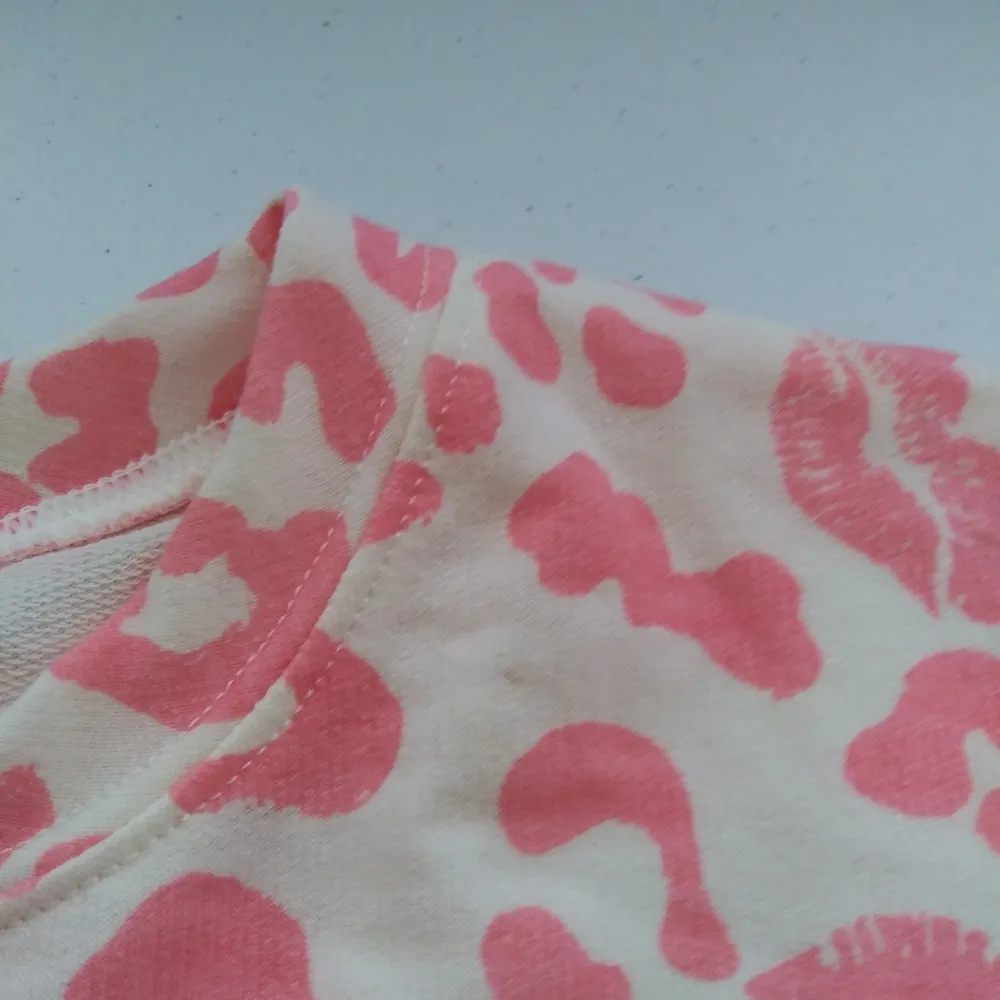 Grayson Threads Women's Pink Leopard Lips Printed Sleepwear Top Small - Image 10