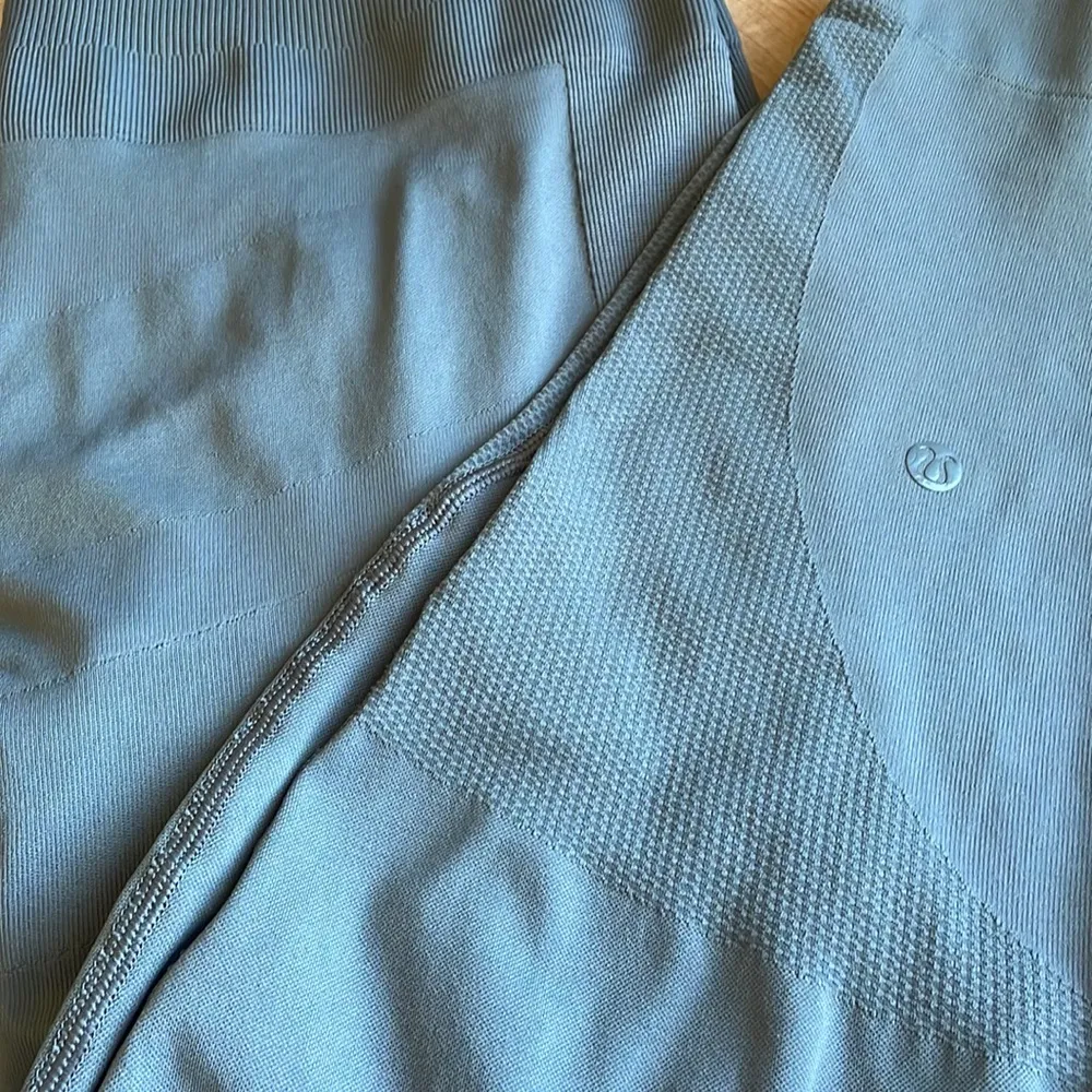 Lululemon Grey Crop Seamless Leggings 12 - Image 4