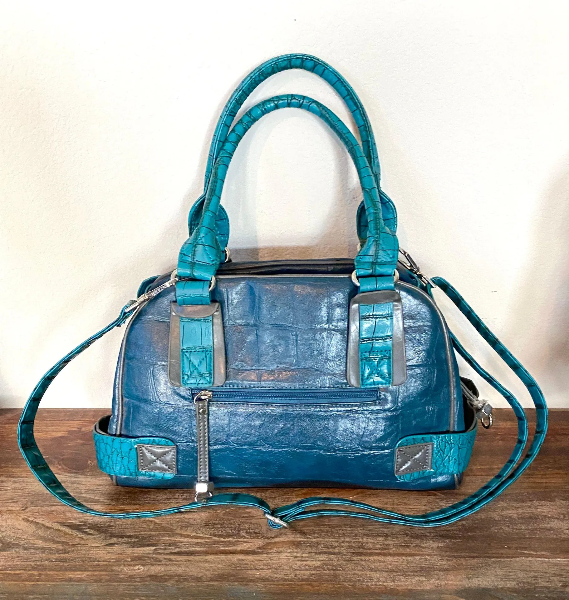 NWOT Nicole  shoulder/crossbody bag. Has detachable crossbody strap. Mint! Sz 14x9x6.5 - Image 2