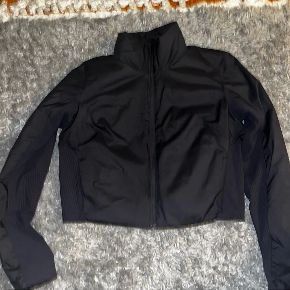 Lululemon  soft matte insulated black cropped jacket size 10 - Image 2