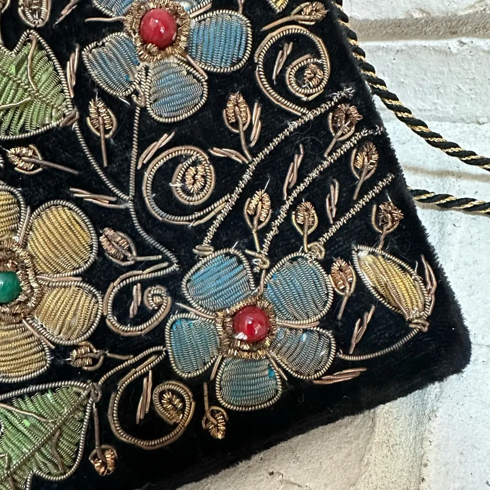 BEAUTIFUL Vintage Zardozi Embroidery Clutch Bag Black & Gold Velvet Purse - Image 2