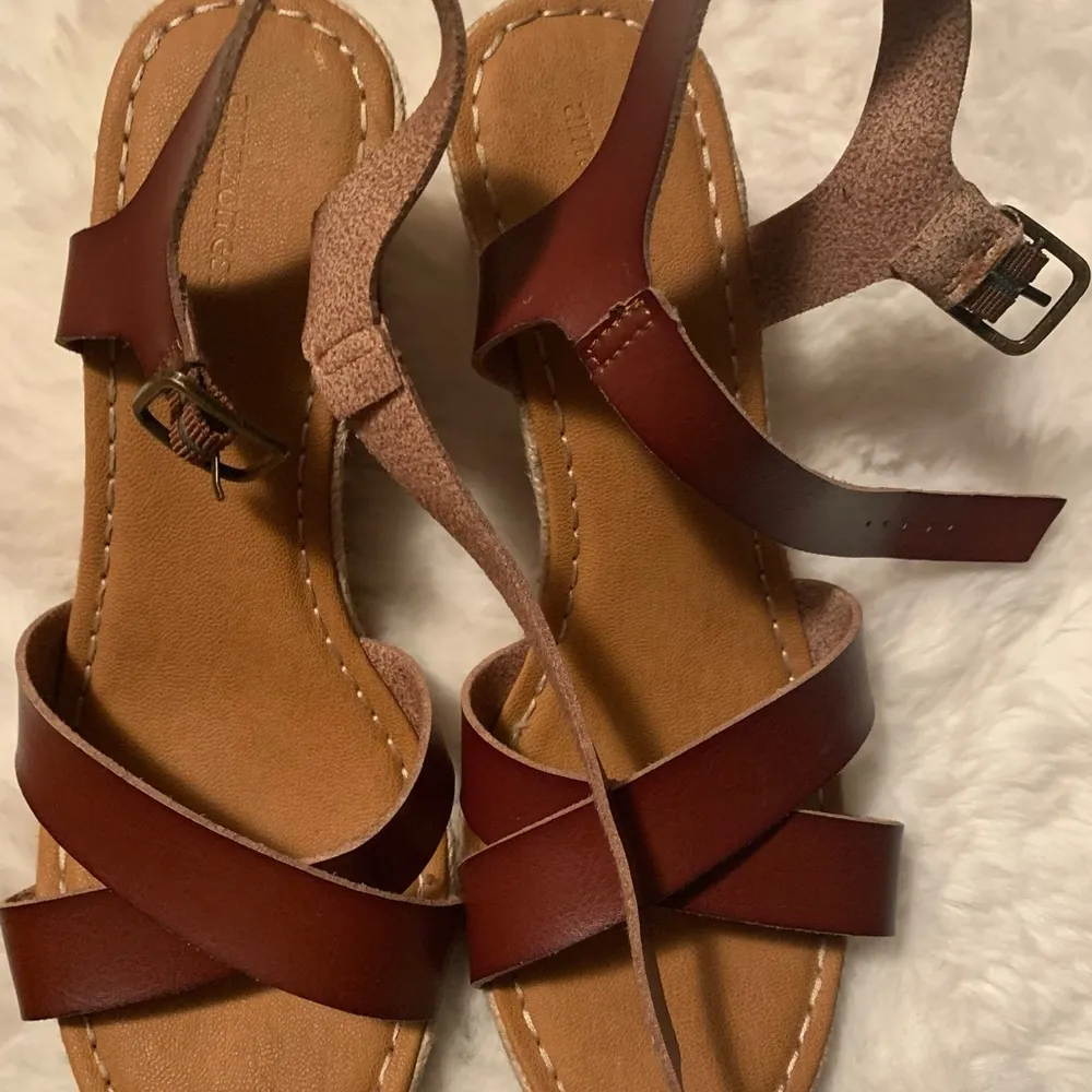 Amazon Essentials Women's
Espadrille Wedge Sandal SZ 10 Brown - Image 4