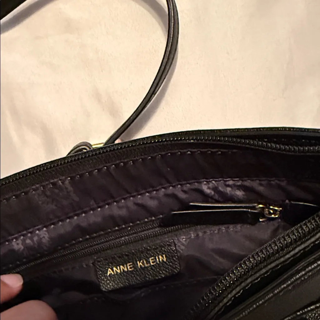 Anne Klein Elegant Black Shoulder Bag - Image 3