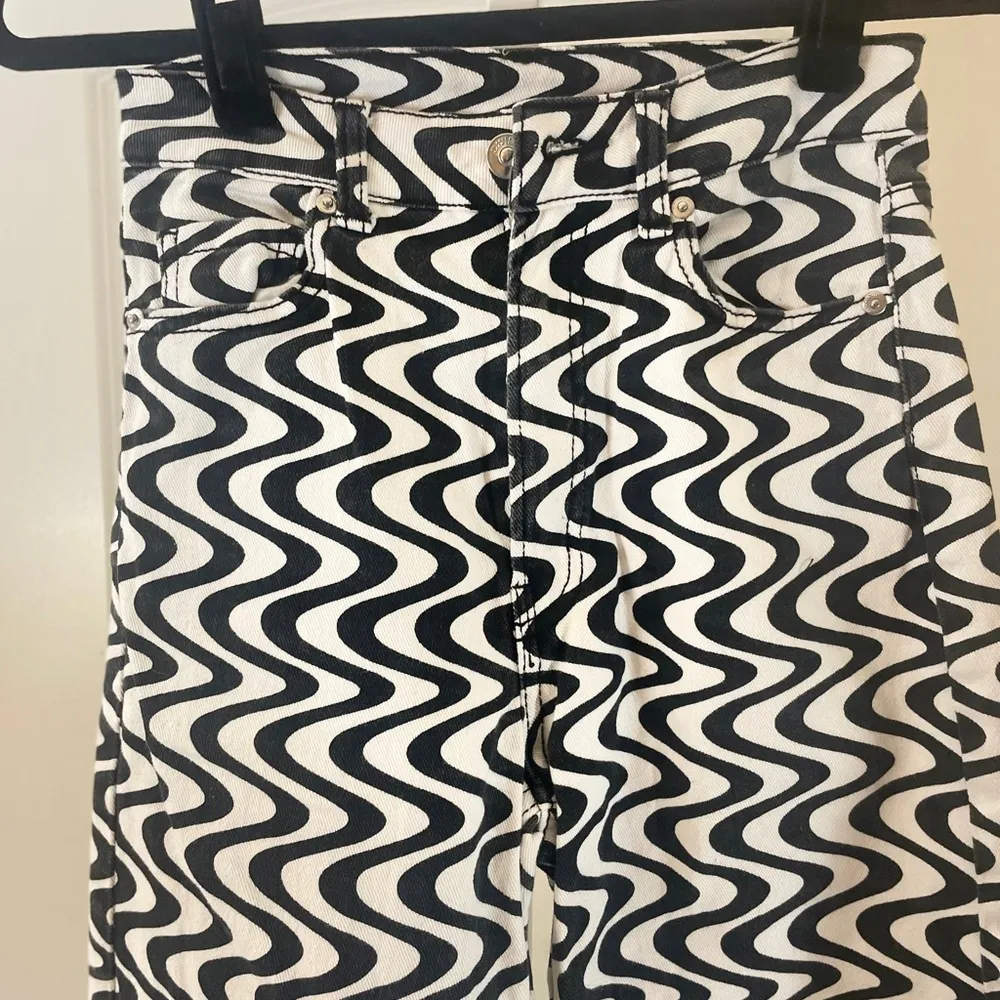 H&M Zig Zag Pants - Women Size 2 - Black and White - Image 5
