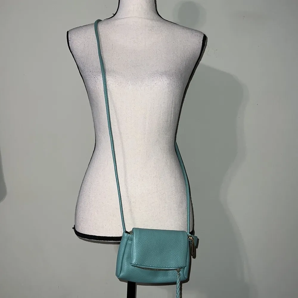 Small crossbody with tasseled zipper snaps close has inside pockets - Image 2