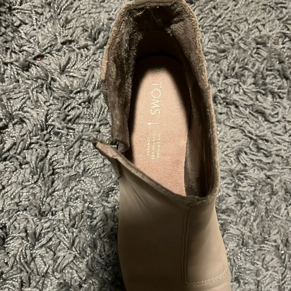 VGC TOMS Taupe Leather Wedge Booties size 8.5 - Image 4