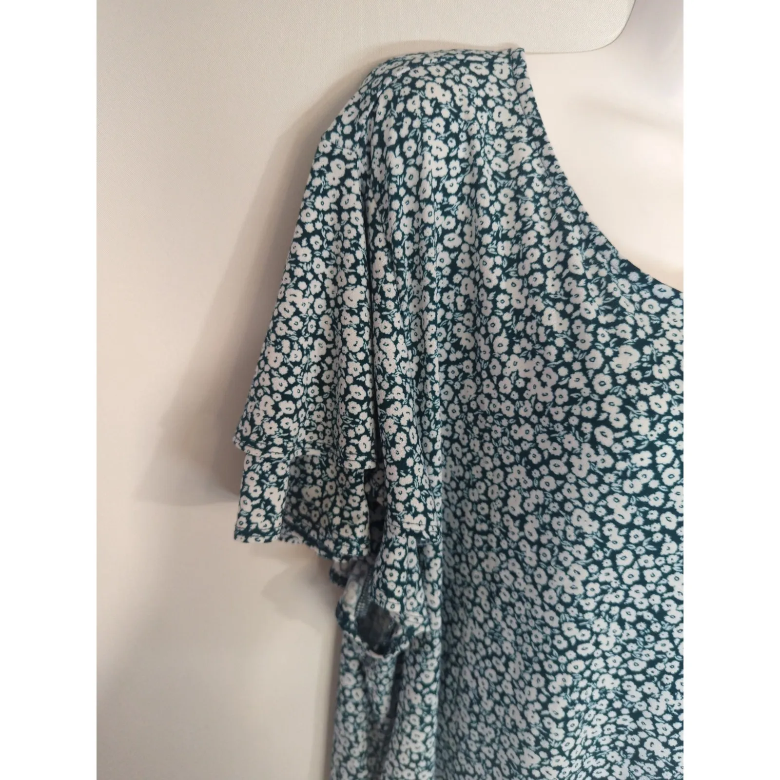 Adrianna Papell Double Flutter Sleeve Top - Size 3X - Green & White Floral Tee - Image 4