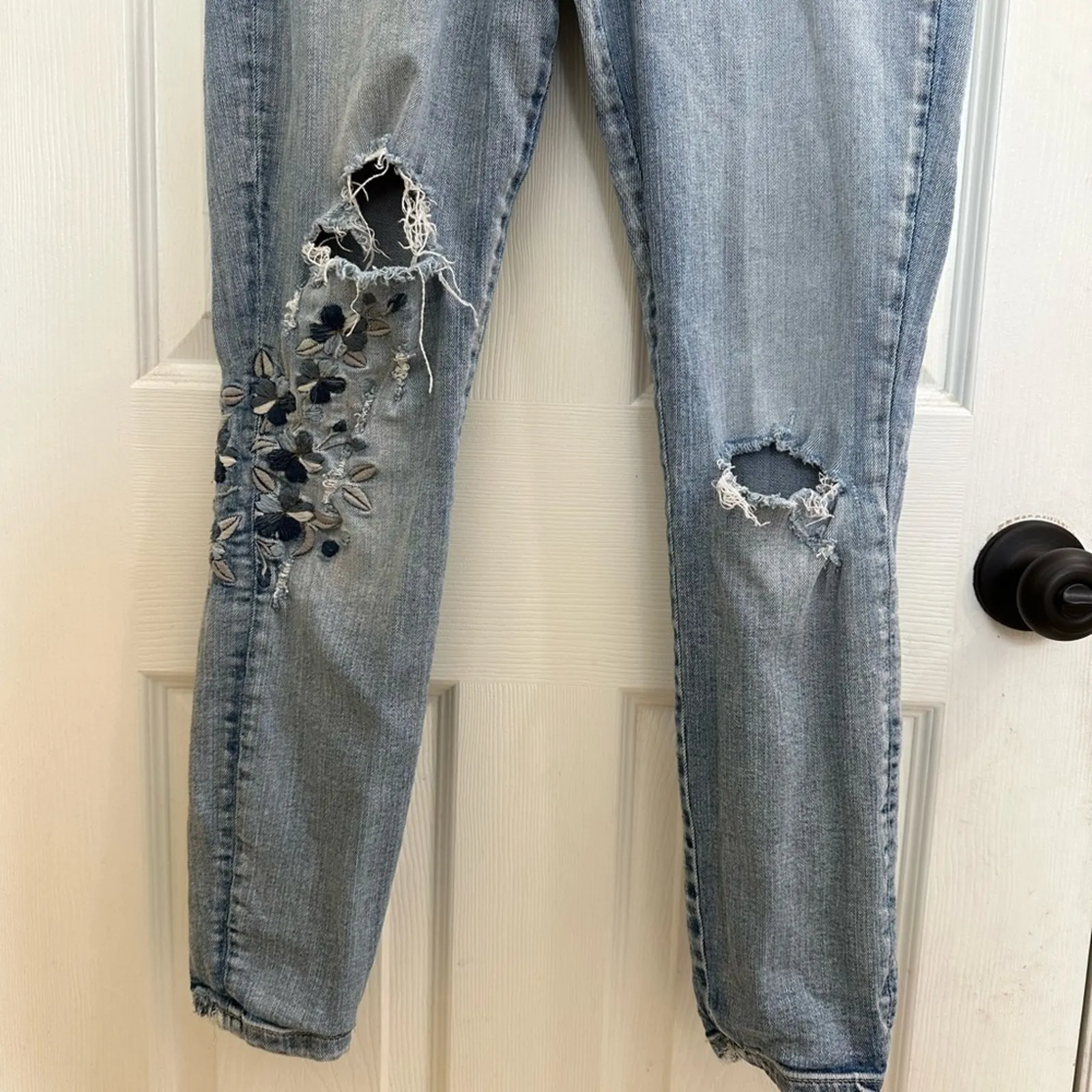 Silver Jeans Co Izzy Ankle Skinny Floral Embroidery Petite W 27 L27 Distressed Blue - Image 3